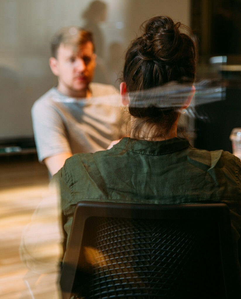 To mennesker sidder i møde