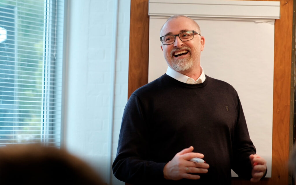 IT-ekspert hos Azend smiler under præsentation og undervisning i IT-løsninger