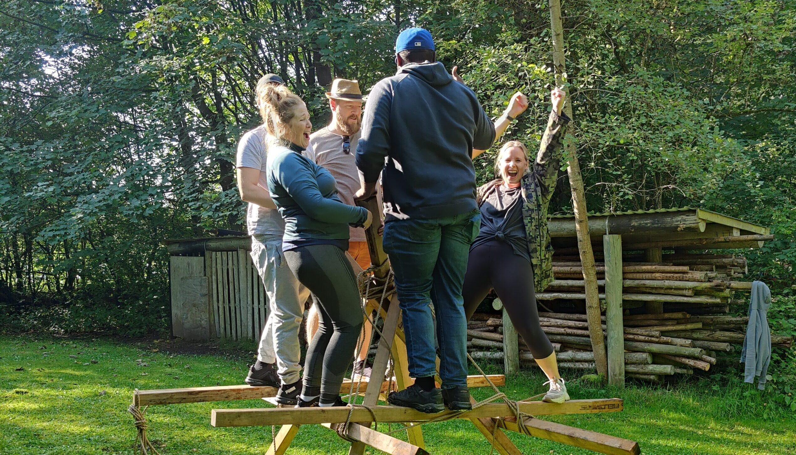Azend-medarbejdere deltager i en udendørs teambuilding-øvelse, der styrker samarbejde og fællesskab